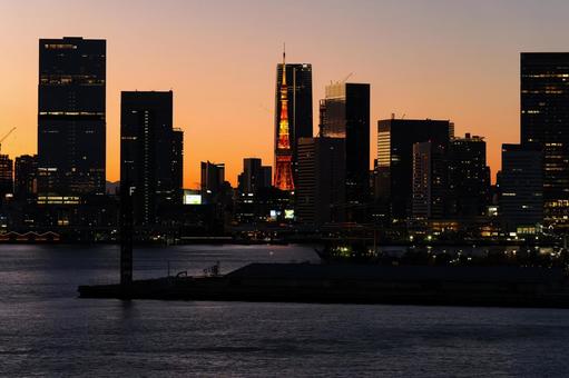 ビル群と東京タワー 夕景 ビル群と東京タワー 夕景 東京タワー,夕景,夕方の写真素材