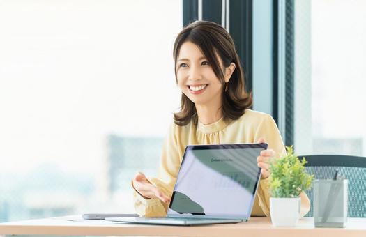 Smiling woman/businesswoman having a conversation, JPG