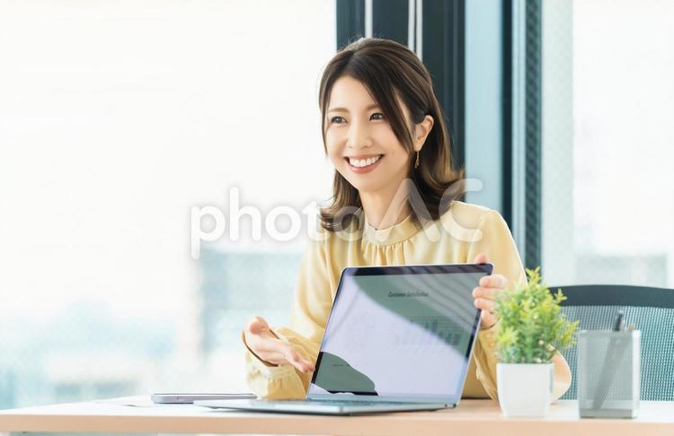 笑顔で対話をする女性・ビジネスウーマン 女性,パソコン,笑顔の写真素材