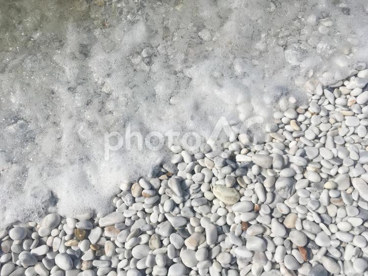 白い小石とさざ波（イタリア） 波打ち際,エコ,エコロジーの写真素材