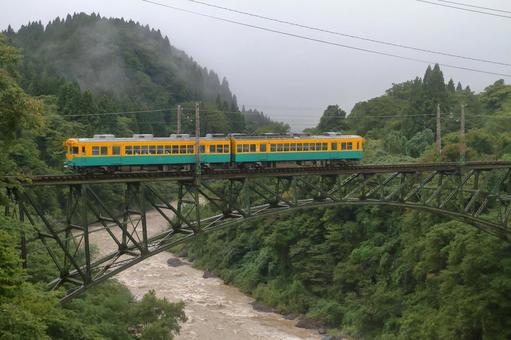 富山地方鉄道、千垣鉄橋を渡る10030形 富山地方鉄道,富山地鉄,地鉄の写真素材