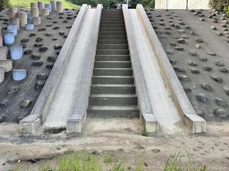 公園の遊具　セメントで作った滑り台 斜面,硬い,高所の写真素材