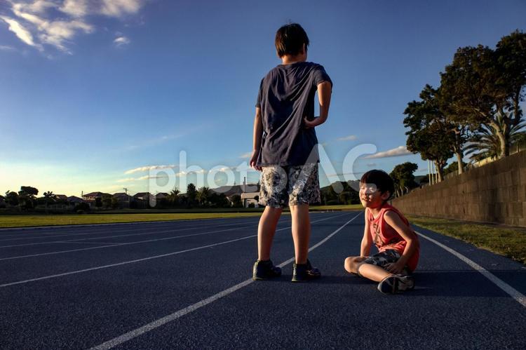 ＜素材＞早起きして陸上の練習をする兄弟 子供,男性,人物の写真素材