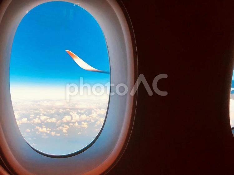 飛行機の窓と窓から見える青空と雲２ 飛行機,窓,青いの写真素材