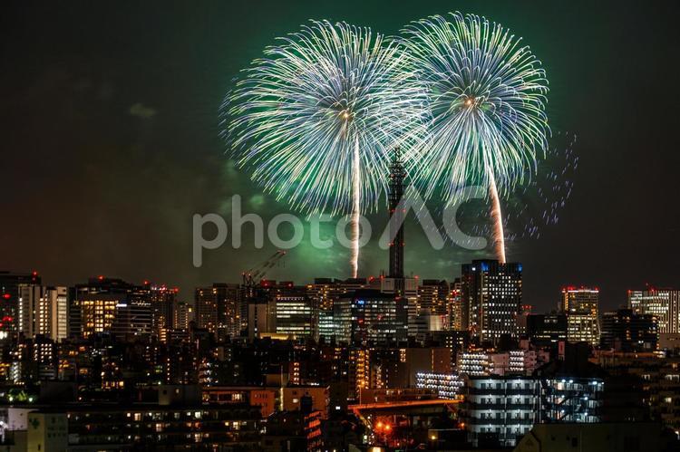 横浜の街並みと花火（みなとみらいスマートフェスティバル） 花火,横浜,スマートフェスティバルの写真素材