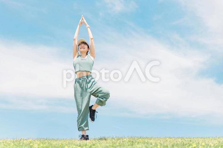 公園でヨガをする日本人女性（木のポーズ） ヨガ,運動,体操の写真素材
