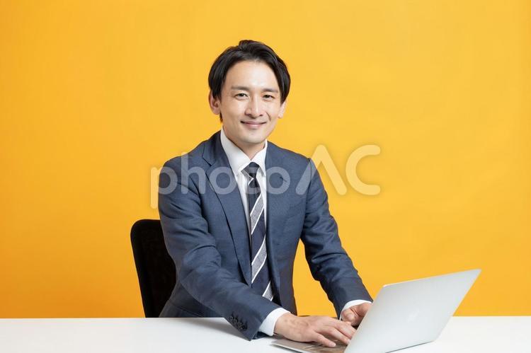 仕事をするビジネスマン イケメン,ハンサム,プロフィール写真の写真素材