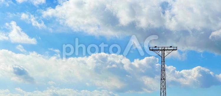 夏の青空と白い雲と鉄塔 空,青空,鉄塔の写真素材