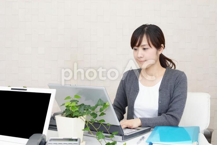 デスクワークをするビジネスウーマン ビジネス,女性,ビジネスウーマンの写真素材