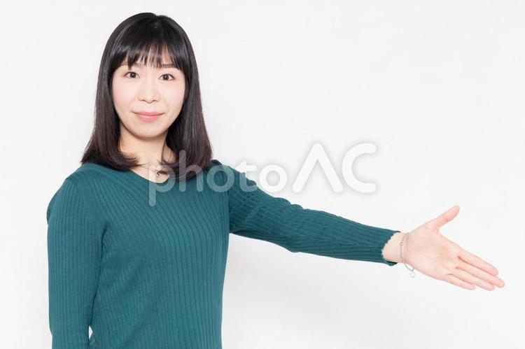 握手で手を差し出す女性 女性,ビジネス,握手の写真素材