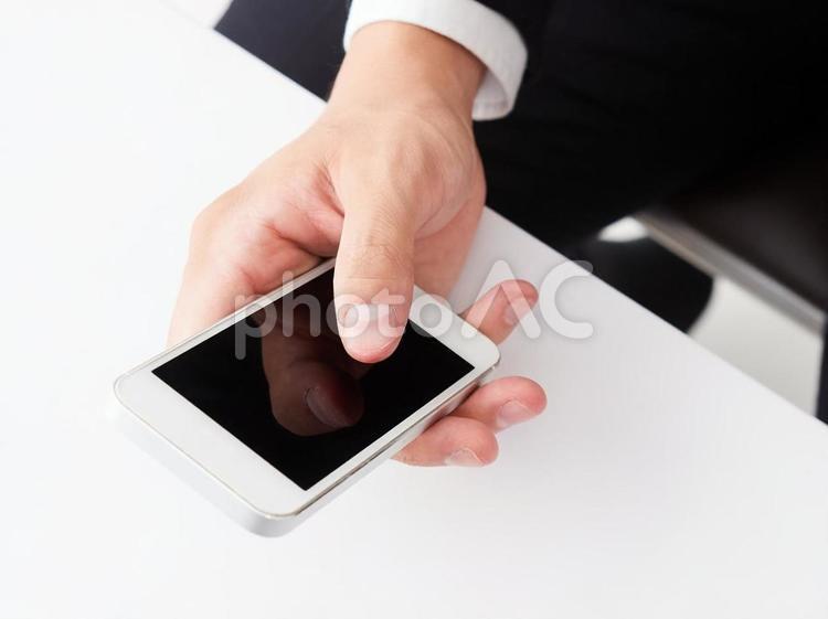 スマートフォンを使うアジア人ビジネスマン ビジネスマン,スマートフォン,デバイスの写真素材