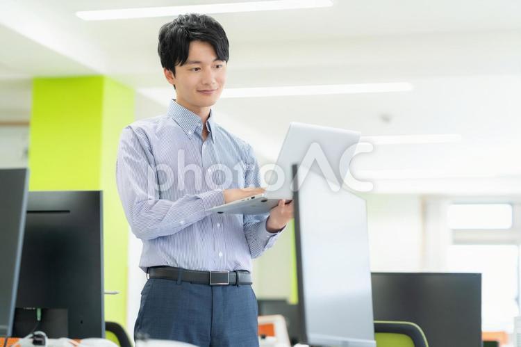 オフィスで働く男性エンジニア ビジネス,エンジニア,新入社員の写真素材