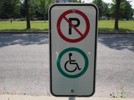 駐車禁止の看板（車椅子専用） 標識,道路標識,駐車場の写真素材