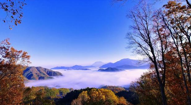秋の風景/雲海・紅葉の山並みと大山遠景 秋の風景/雲海・紅葉の山並みと大山遠景の写真