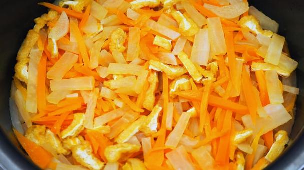 自家製・大根と人参の炊き込みご飯（接写） 大根と人参の炊き込みごはん,自家製,炊き上がりの写真素材