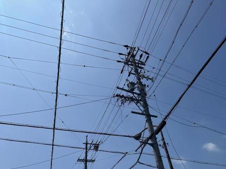 電柱と電線と空 電柱と電線と空の写真