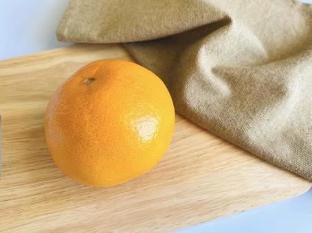 カッティングボードに乗せたタンカン カッティングボードに乗せたタンカン タンカン,果物,フルーツの写真素材