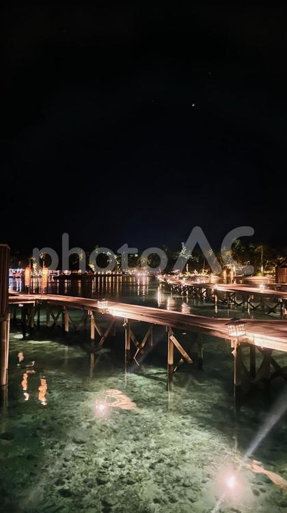 夜でも透き通る海と光り輝く道 リゾート,旅,モルディブの写真素材