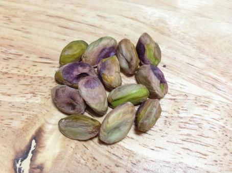 殻を取った緑と紫のピスタチオ（ナッツ ピスタチオ,ナッツの女王,ナッツの写真素材