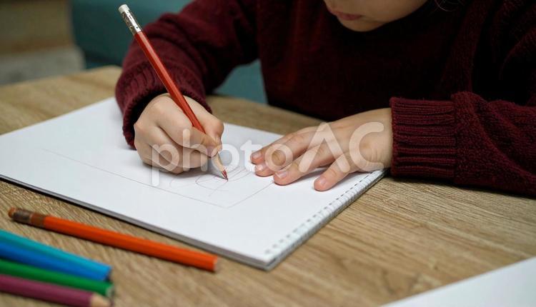 お絵かきをする子供の手もと お絵かき,子供,手の写真素材