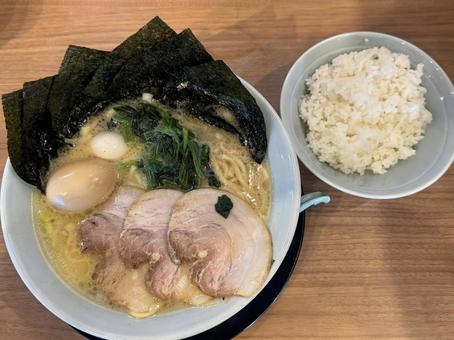 ラーメンとライス ラーメンとライス とんこつ醤油ラーメン,豚骨醤油ラーメン,らーめんの写真素材