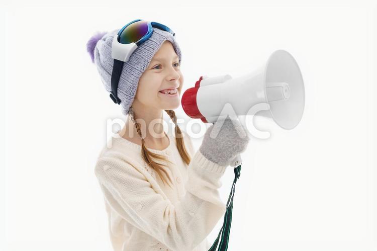 ニット帽にゴーグルをして拡声器を持っている女の子 冬,女の子,外国人の写真素材