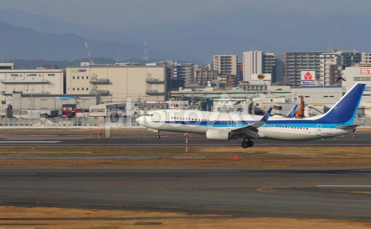 福岡空港、朝の空気と飛行機の音 福岡空港,朝,飛行機の写真素材