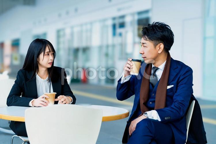 部下と休憩しながら会話するビジネスマン ビジネスウーマン,ビジネスマン,女性の写真素材