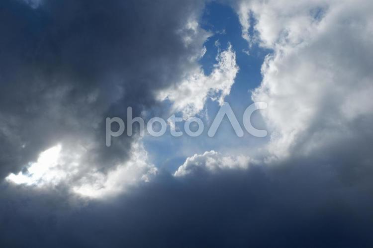 あやしい空模様　 雨雲,曇天,くもりぞらの写真素材