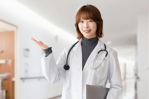 案内する笑顔の女性医療スタッフ 案内する笑顔の女性医療スタッフ 女性,医療,医療スタッフの写真素材