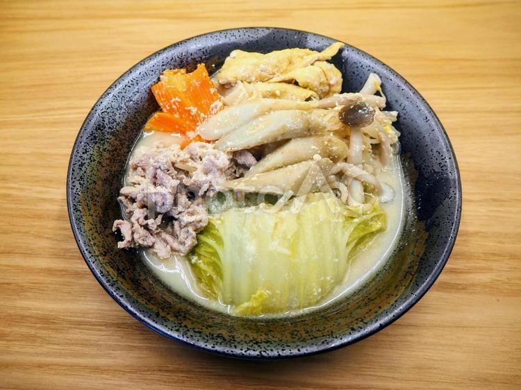 ごまみそミルク鍋・家庭料理（皿に盛る） 胡麻,味噌,ミルク鍋の写真素材