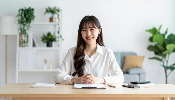カメラ目線で会話する女性 カメラ目線で会話する女性の写真