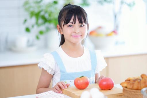 料理の準備を楽しむ明るい表情の女の子 女の子,小学生,日本人の写真素材