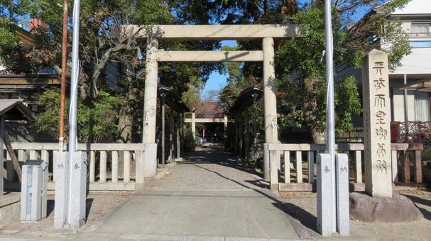 天武天皇社 旧東海道から鳥居と社標 天武天皇社 旧東海道から鳥居と社標の写真