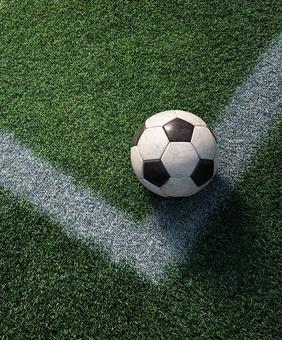 コーナーを捉えるサッカーボール コーナーを捉えるサッカーボールの写真