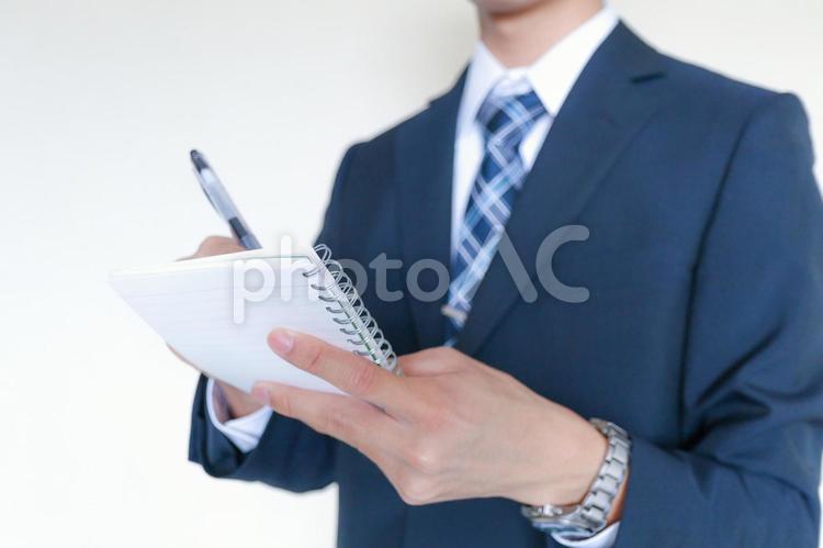 メモを取るスーツの男性 スーツ,会社,メモの写真素材