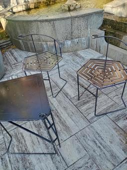 モダンな椅子とテーブル 幾何学模様,チェア,鉄パイプの写真素材