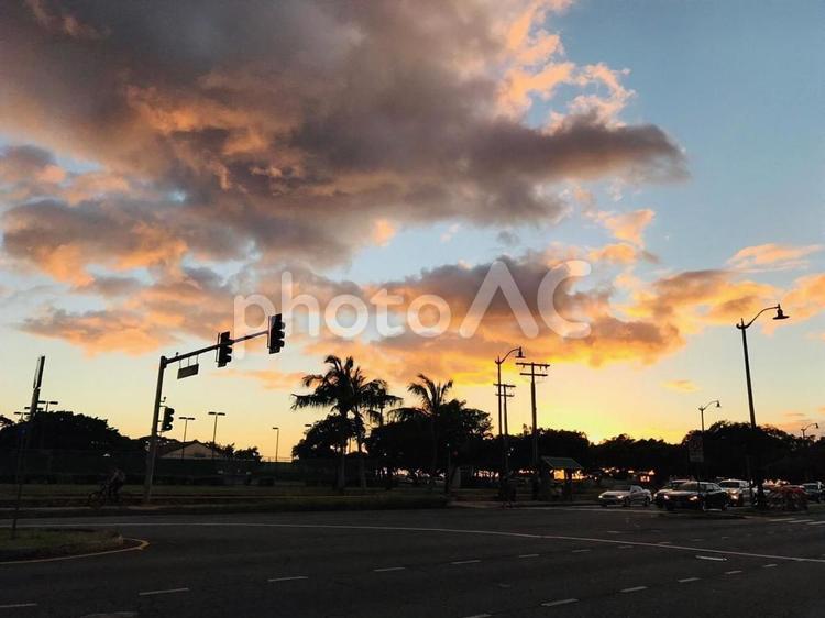 夕暮れ 日暮れ,通り,道路の写真素材