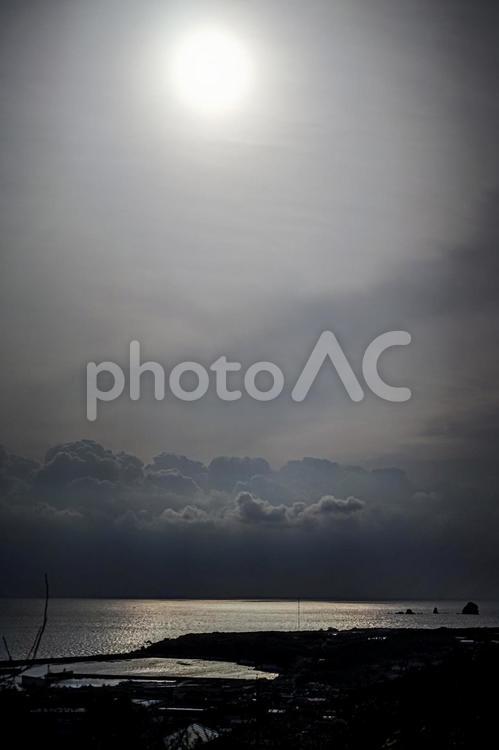 ＜五島の夜明け＞春霞の崎山港 海,黄砂,pm2.5の写真素材