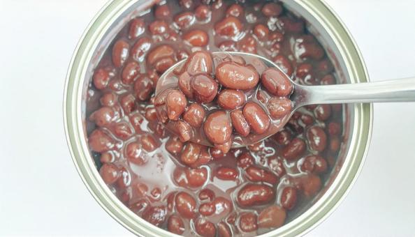 小豆の缶詰から小豆をスプーンで掬う 小豆の缶詰から小豆をスプーンで掬うの写真