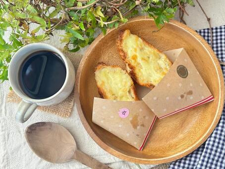 とろけるチーズを塗って焼いたバゲット バゲット,パン,チーズの写真素材