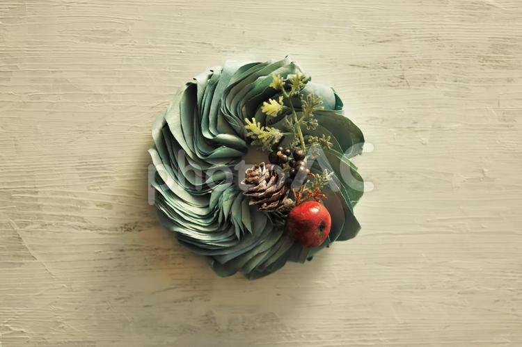 ユーカリ(ペーパークラフト)のミルフィーユリースのクリスマスアレンジのミニチュア クリスマスリース,クリスマス,冬の写真素材