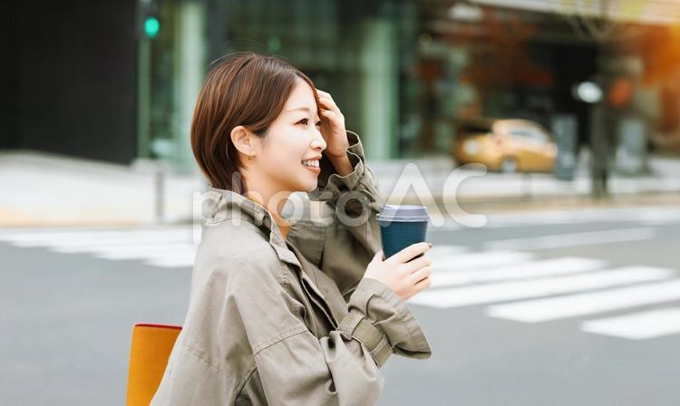 秋の街を歩く女性・ビジネスウーマン 女性,秋,ビジネスの写真素材