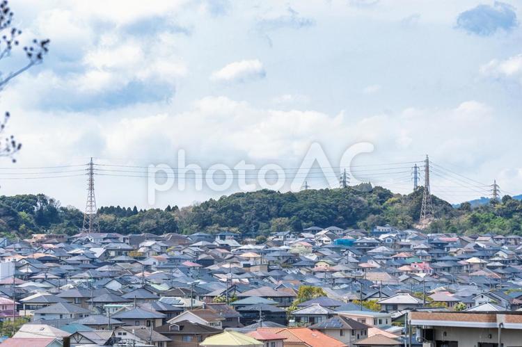 田舎に広がる住宅街の屋根と鉄塔 住宅街,屋根,俯瞰の写真素材