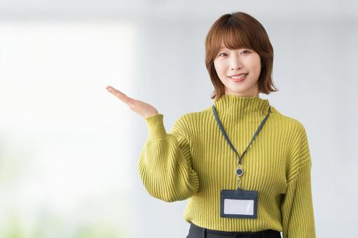 手で案内をする女性・ビジネスウーマン 手で案内をする女性・ビジネスウーマン 女性,ビジネス,笑顔の写真素材
