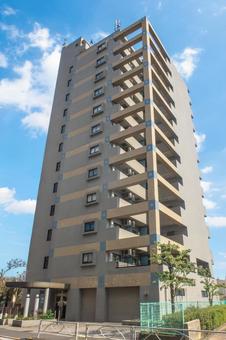 高層マンションと青空 高層マンションと青空 集合住宅,高層マンション,マンションの写真素材