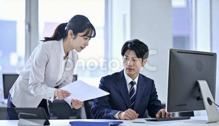 上司に資料を確認する女性社員 ビジネスマン,男性,女性の写真素材