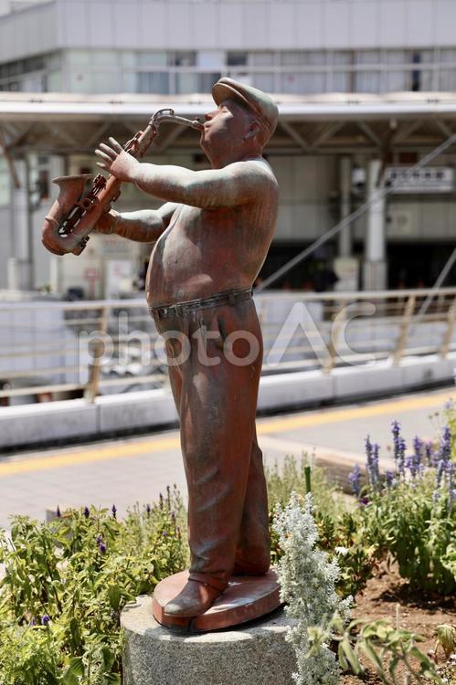 サックスと中年男性の銅像 sax,ブロンズ像,中年男性の写真素材