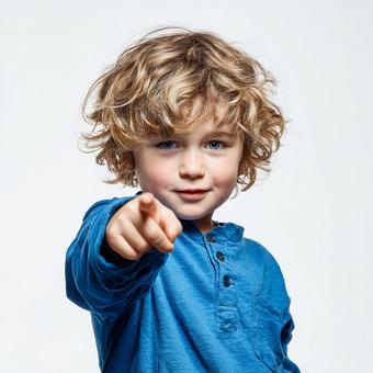 白い背景で指差しをする可愛い少年 白い背景で指差しをする可愛い少年の写真