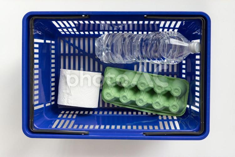 買い物かごに入ったトイレットペーパーとたまごと水 ラベルレス,水,ペットボトルの写真素材